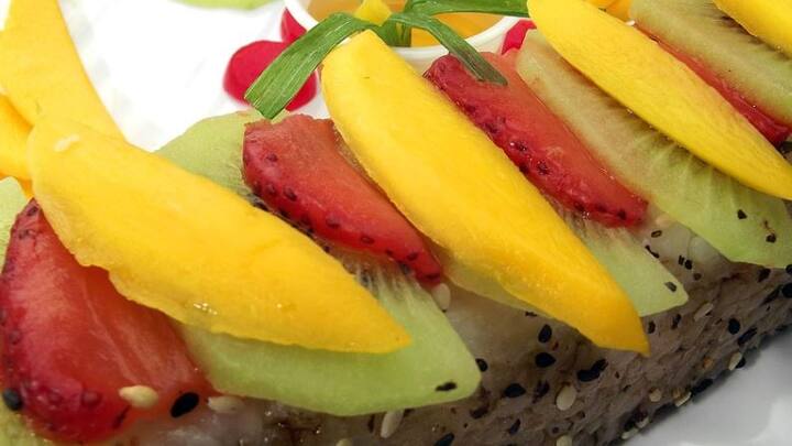 फल खाना हमेशा सेहत के लिए फायदेमंद साबित होता है. लेकिन क्या आप जानते हैं कि कुछ ऐसे फल हैं जिनका सेवन सही मात्रा में किया जाए तो आम तौर पर होने वाली स्वास्थ्य समस्याआों से निजात मिल सकती है. (तस्वीर-गूगल फ्री इमेज)