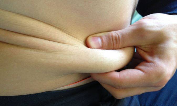 पेट पर जमी चर्बी से आप भी परेशान हैं तो आपके लिए एक खुशखबरी है. हाल ही में एक रिसर्च सामने आई है जिसमें पेट की चर्बी से लेकर बट तक को कम करने के लिए आसान तरीके का पता चला है. (तस्वीर-गूगल फ्री इमेज)