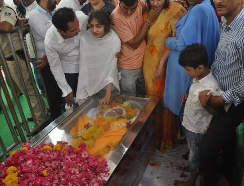 आध्यात्मिक गुरु भैय्यूजी महाराज का अंतिम संस्कार आज, कल गोली मारकर की थी खुदकुशी MP: Spiritual leader Bhayyuji Maharaj's Funeral today in indore आध्यात्मिक गुरु भैय्यूजी महाराज का अंतिम संस्कार आज, कल गोली मारकर की थी खुदकुशी