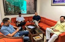 LG दफ्तर में तीसरे दिन जारी है केजरीवाल का धरना, कुमार विश्वास बोले- \'तमाशे में सिर्फ गायब हैं कथ्य की बातें\'