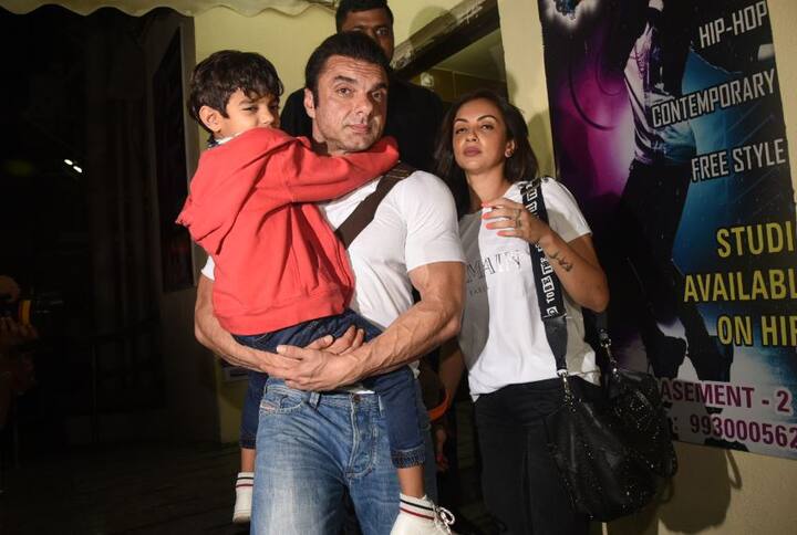 फिल्म देखने सलमान के भाई- भाभी भी पहुंचे. सोहेल खान पत्नी और बेटे के साथ वहां पहुंचे थे.