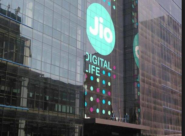 799 रुपये वाले प्लान में अब हर दिन 5 जीबी डेटा दिया जाएगा. इस प्लान में भी कंपनी ने 1.5 जीबी रोजाना की दर से बढ़ा दिया है. 