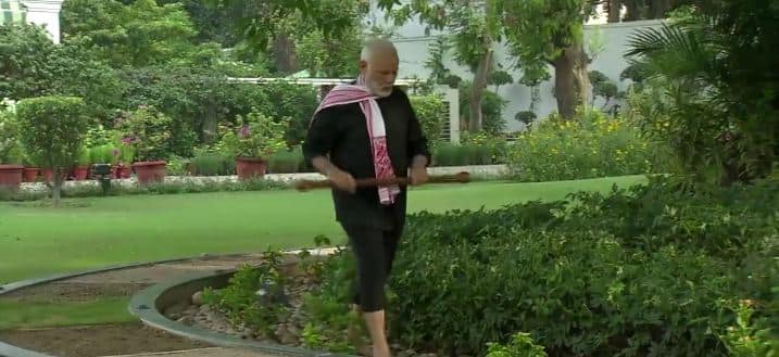 हालांकि प्रधानमंत्री मोदी के फिटनेस चैलेंज को स्वीकार करने को लेकर विपक्षी दलों ने मोदी सरकार पर जमकर तंज कसे थे. फोटोः ट्विटर वीडियो 