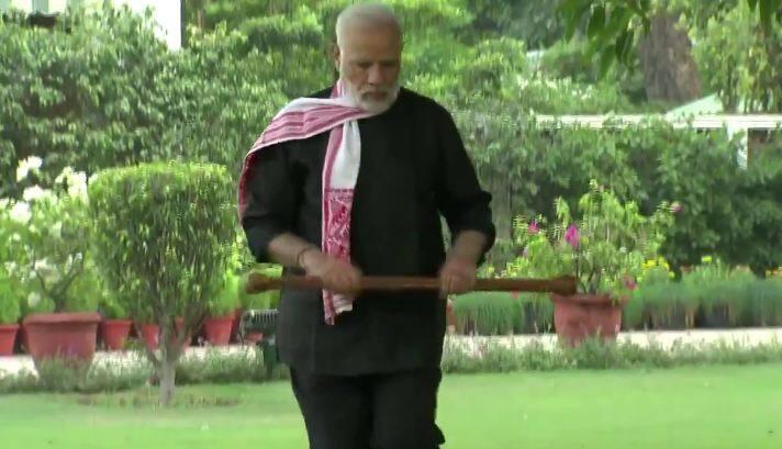 इतना ही नहीं, इसके तहत खुद कांग्रेस अध्यक्ष राहुल गांधी ने प्रधानमंत्री नरेंद्र मोदी को पेट्रोल-डीजल के दाम में कमी करने के लिए चुनौती दी थी. फोटोः ट्विटर वीडियो 