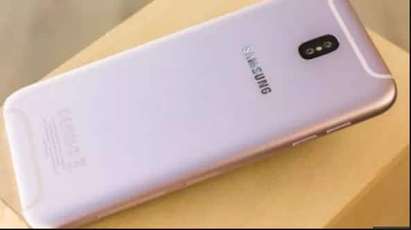 Galaxy J7 Duo: गैलेक्सी J7 डुओ की कीमत 2000 रुपये घटा दी गई है. नई कीमत 14,990 रुपये होगी, जबकि इसे 16,990 रुपये में लॉन्च किया गया था. फोन में 5.5 इंच सुपर एमोलेड डिस्प्ले , एक्सीनॉस-7 ऑक्टा-कोर प्रोसेसर के , 13MP+5MP का ड्यूल रियर कैमरा सेटअप दिया गया है, 4GB रैम , 3000mAh की बैटरी दी गई है.