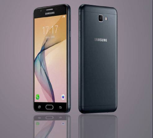 Galaxy J7 Prime 2: इसकी कीमत में 1000 रुपये की कटौती की गई है. इसे अब 12990 रुपये में खरीदा जा सकता है. जबकि इसे 13,990 रुपये में लॉन्च किया गया था. इसमें 5.5 इंच की फुल एचडी स्क्रीन, 3 जीबी रैम, 32 जीबी स्टोरेज, 13 मेगापिक्सल का रियर और सेल्फी कैमरा और जे 7 प्राइम 2 में सैमसंग पे मिनी के साथ आता है. 