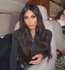 किम कर्दाशियां ने पाउट बनाते हुए फैंस के लिए शेयर की ये तस्वीरें