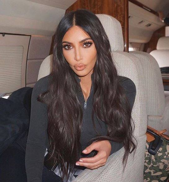 हाल ही में किम कर्दाशियां ने एक तस्वीर अपने इंस्टाग्राम पर शेयर की है. जिसमें वो अपने हॉट होठों पर लिपिस्टिक लगाए और फैंस के लिए पाउट बनाते हुए पोज़ दे रही हैं. तस्वीर: इंस्टाग्राम