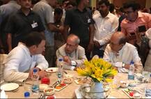 दिल्ली के ताज होटल में कांग्रेस की इफ्तार पार्टी, राहुल के बगल में बैठे प्रणब मुखर्जी, विपक्ष के बड़े नेता रहे नदारद