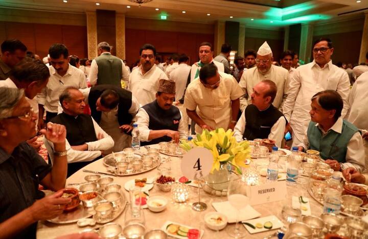 कांग्रेस के दूसरे बड़े नेता जैसे गुलाम नबी आजाद और अशोक गहलोत भी राहुल गांधी की इस पहल का समर्थन करते हुए इफ्तार में शामिल हुए. (तस्वीर-ट्विटर)