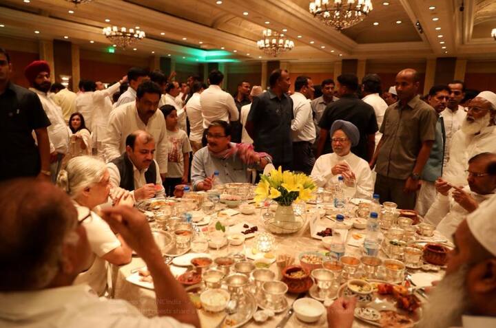 कांग्रेस के वरिष्ट नेता और देश के पूर्व प्रधानमंत्री डॉक्टर मनमोहन सिंह ने इफ्तार के मौके पर नजर आए. (तस्वीर-ट्विटर)