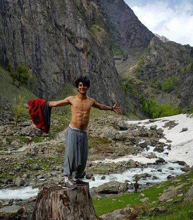 आपको बता दें, ईशान को साइक्लिंग और जिम जाने का बहुत शौक है. फोटोः इंस्टाग्राम