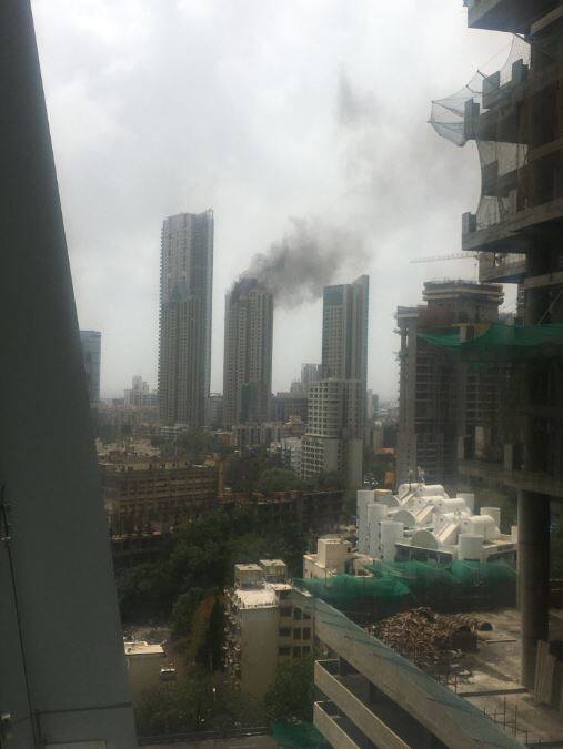 बता दें कि इस वीआईपी बिल्डिंग के 26वीं मंजिल पर बॉलीवुड अभिनेत्री दीपिका पादुकोण रहती हैं 