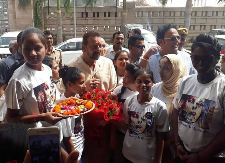 बुधवार दोपहर अभिनेता संजय दत्त लखनऊ के शीरोज़ कैफे पहुंचे. ये कैफे गोमती नगर इलाके में है. इस कैफे की खास बात ये है कि इसको एसिड अटैक पीड़िताएं चलाती हैं.