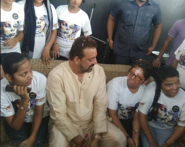 संजय दत्त को अपने बीच में देख कर यहां काम करने वाली लड़कियां काफी खुश हुईं. संजय दत्त की झलक पाने के लिए आस-पास के काफी लोग भी यहां जमा हो गए.