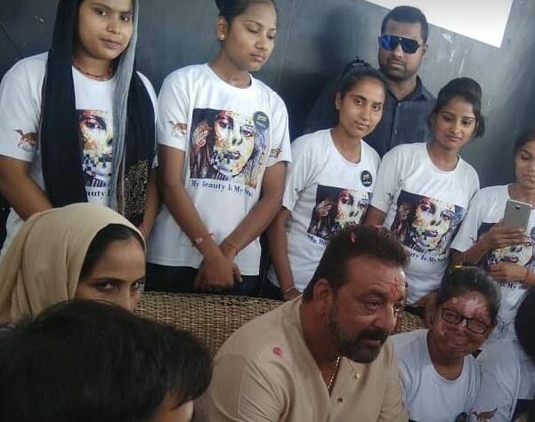 संजय दत्त इन दिनों लखनऊ में हैं. यहां उनकी फिल्म प्रस्थानम की शूटिंग चल रही है. लखनऊ और बाराबंकी के कई इलाकों में इस फिल्म के हिस्से शूट किए गए.