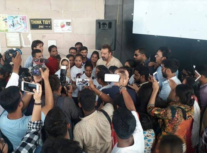 संजय ने यहां काम करने वाली लड़कियों का हाल जाना. इन लड़कियों की कहानी जान कर संजय दत्त का भी गला भर आया. उन्होंने तेजाब पीड़िताओं के हौसले को सलाम किया.