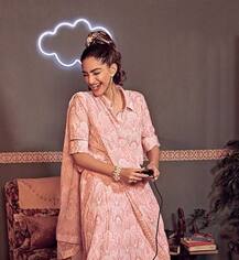 सोनम कपूर ने एक बार फिर शेयर की खूबसूरत तस्वीर, इस बार वो हल्के कलर की साड़ी में दिखीं