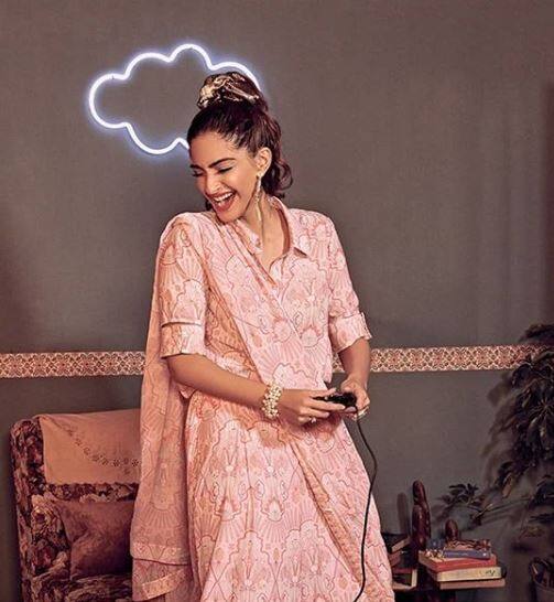 सोशल मीडिया पर एक्टिव रहने वाली सोनम कपूर ने हाल ही में अपने इंस्टाग्राम पर एक तस्वीर साझा की. इसमें वो मुस्कुराती हुई दिखाई दे रही हैं. मौसम के मिजाज के मुताबिक सोनम कपून ने पिंक कलर की लाइट साड़ी पहनी है जिसमें वो काफी कंफर्टेबल नजर आ रही हैं. तस्वीर: इंस्टाग्राम