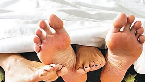 पत्नी को धोखा देकर नौकरानी संग बना रहा था संबंध, हुआ कुछ ऐसा कि लेनी पड़ी डॉक्टर की मदद पत्नी को धोखा देकर नौकरानी संग बना रहा था संबंध, हुआ कुछ ऐसा कि लेनी पड़ी डॉक्टर की मदद