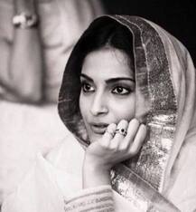 सोनम कपूर ने एक बार फिर शेयर की खूबसूरत तस्वीर, इस बार वो हल्के कलर की साड़ी में दिखीं