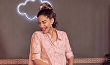 सोनम कपूर ने एक बार फिर शेयर की खूबसूरत तस्वीर, इस बार वो हल्के कलर की साड़ी में दिखीं