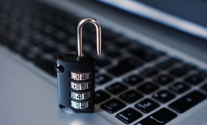 आप चाहे तो कोई नई डिवाइस लेकर जा सकते हैं. जब डिवाइस आपके इस्तेमाल में ना आए तो आप उसकी बैटरी निकाल कर रख दें.फोटोः गूगल फ्री इमेज  