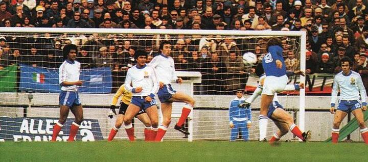 बीते सप्ताह इंग्लैंड की फुटबॉल टीम को GCHQ नेशनल साइबर सिक्योरिटी सेंटर की तरफ से सिक्योरिटी गाइडलाइंस दी गई हैं. ये चेतावनी उसके बाद ही जारी की   गई है. साथ ही टीम को ये भी बताया गया कि अपने कीमती सामान को कैसे होटल रूम में सुरक्षित रखें, इसकी भी गाइडलाइन जारी की गई थी. फोटोः गूगल फ्री   इमेज 