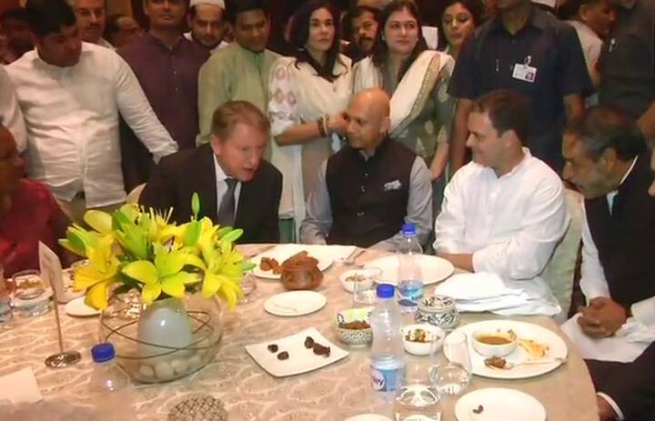  खास बात ये है कि इस इफ्तार पार्टी में  विदेशी डेलिगेशन को तौर पर रशियन एम्बेसडर भी मौजूद रहे. (तस्वीर-ट्विटर)