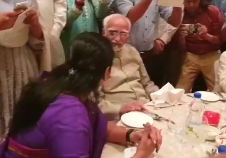 पूर्व उपराष्ट्रपति हामिद अंसारी ने भी  इस इफ्तार पार्टी में शिरकत की. (तस्वीर-ट्विटर)