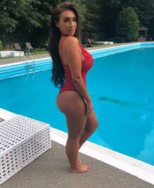 स्विमसूट का फोटोशूट कम \'बॉडी\' का फोटोशूट लग रहा था ज्यादा, तस्वीरों में खुद ही देख लीजिए