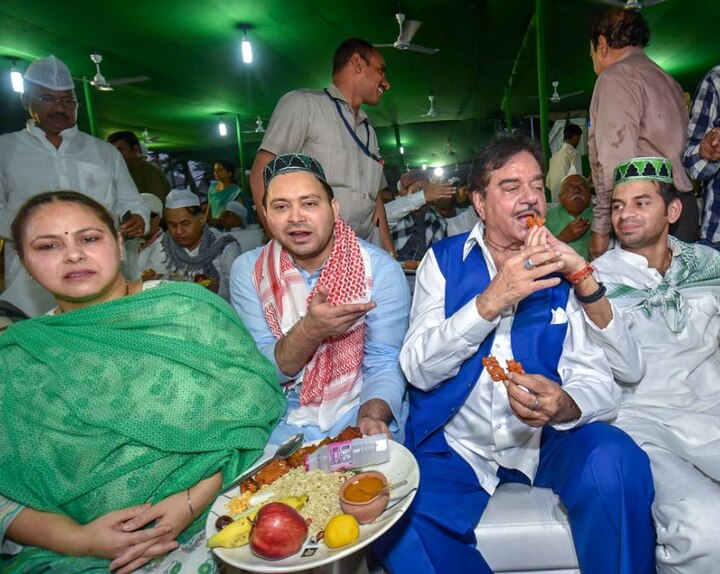 Shatrughan Sinha attends Tejashwi's Iftaar Party in Patna RJD की इफ्तार पार्टी में शत्रुघ्न सिन्हा ने अपने हाथों से खिलाए लालू के बच्चों को पकौड़े