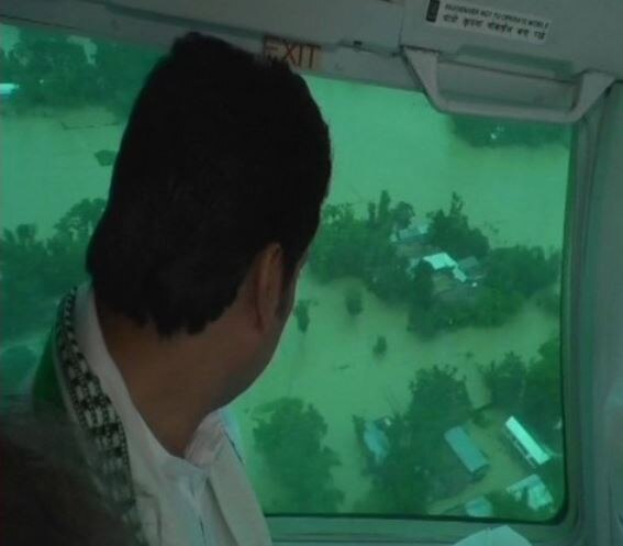 बारिश से असम, त्रिपुरा-मणिपुर में आई भारी बाढ़, लोगों को बचाने पानी में उतरे IAS दिलीप सिंह