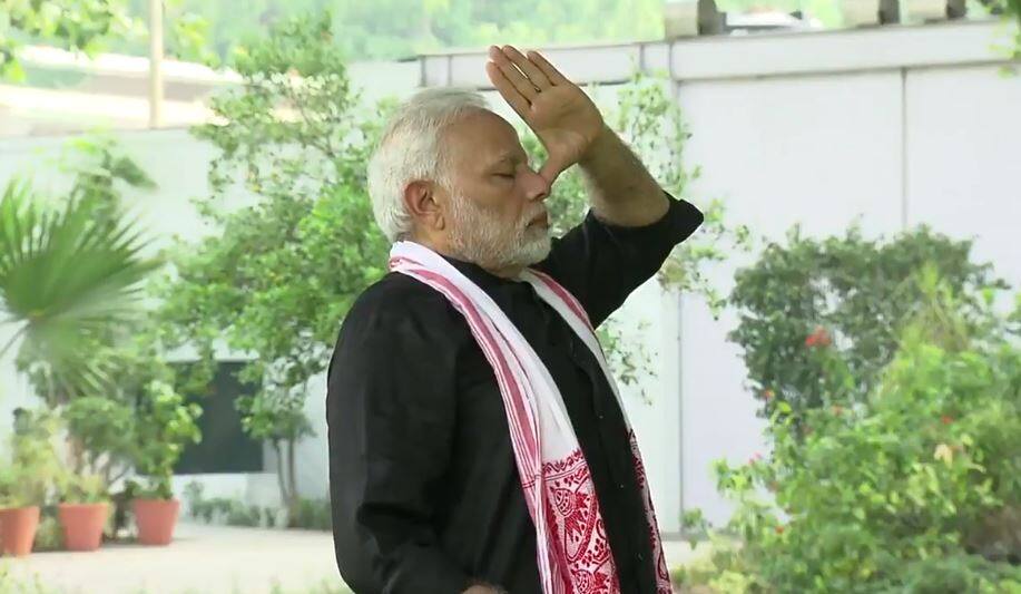 bollywood reacts on pm modi's fitness challenge video, call him a rockstar बॉलीवुड को भी पसंद आया PM का Fitness Video, कहा- PM आप रॉकस्टार हैं!