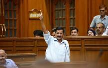 लगातार चौथे दिन भी जारी है केजरीवाल का धरना, कहा- LG की मंशा ठीक नहीं