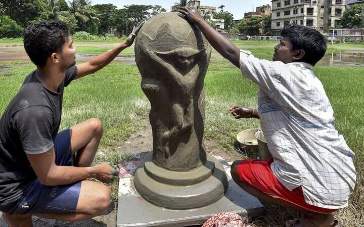 वहीं कोलकाता में भी एक सैंड आर्टिस्ट ने फीफा वर्ल्ड की ट्रॉफी का क्ले मॉडल तैयार किया. तस्वीर: पीटीआई