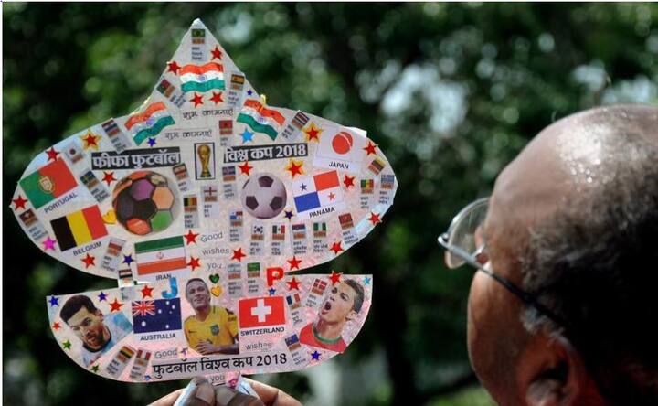 कोलकाता के पतंग बनाने वाले जगमोहन कन्नौजिया भी इस कड़ी में पीछे नहीं हैं. उन्होंने एक ऐसी पतंग बनाई जिसमें दुनियाभर के फुटबॉल खिलाड़ी और कई देश के नेशनल फ्लैग्स की तस्वीरें नज़र आ रही हैं. तस्वीर: पीटीआई