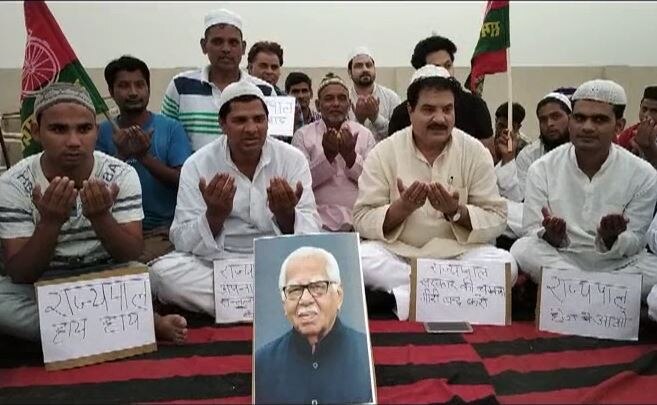 Bunglow dispute: Sp workers supports Akhilesh Yadav बंगला विवाद: अखिलेश यादव के समर्थन में आए कार्यकर्ता, कहा-बिगड़ गया है राज्यपाल का दिमागी संतुलन