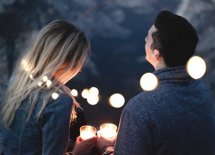 माइक ने इस बात को भी स्वीकार किया कि जेनिफर इस बात से अंजान है कि उसके ब्रेस्ट इंप्लांट करवाने से उसका रिश्ता टूट सकता है.फोटोः गूगल फ्री इमेज 