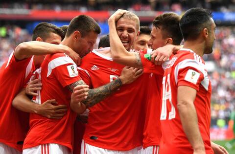 Fifa World Cup 2018 : रूस के नाम रहा पहला मुकाबला, सऊदी अरब को 5-0 से हराया Fifa World Cup 2018 : रूस के नाम रहा पहला मुकाबला, सऊदी अरब को 5-0 से हराया