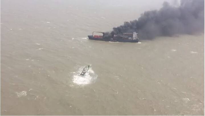 यह हादसा हल्दिया पोर्ट से करीब 60 नॉटिकल माइल दूरी पर हुआ.