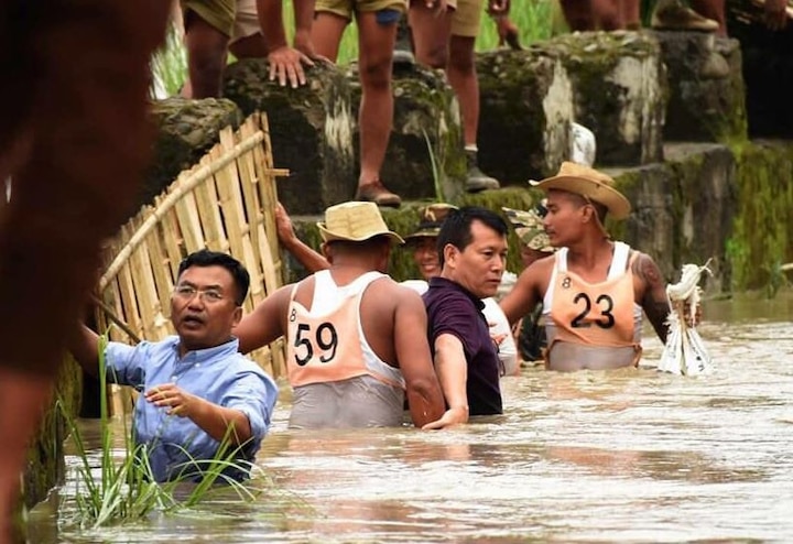 Deleep singh ias Secy ifcd on the job in flood hit Manipur बारिश से असम, त्रिपुरा-मणिपुर में आई भारी बाढ़, लोगों को बचाने पानी में उतरे IAS दिलीप सिंह