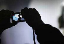 ट्रायल रूम में कपड़े बदल रही थी लड़की, मोबाइल से वीडियो बना रहा था एक शख्स!