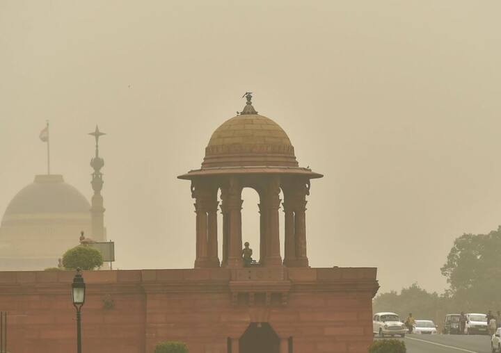  राष्ट्रीय राजधानी में वायु प्रदूषण का स्तर खतरनाक स्तर पर है क्योंकि पिछले दो दिनों से धूल का गुबार छाया हुआ है. दिल्ली के ऊपर छायी धूल भरी धुंध के लिये राजस्थान में आयी धूल भरी आंधी को मुख्य वजह बताया जा रहा है. हवा की गुणवत्ता गंभीर स्तर से नीचे चली गई है. इससे बड़े पैमाने पर लोगों को स्वास्थ्य संबंधी परेशानियां हो रही हैं. ऐसे में सावधानी ही सबसे बड़ा उपाय है. इस कड़ी में आगे जानिए कैसे करे बचाव के उपाय.