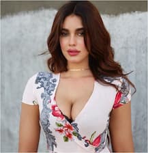 इंडियन किम कार्दशियन के नाम से मशहूर हैं ये एक्ट्रेस, तस्वीरें देखेंगे तो मदहोश हो जाएंगे