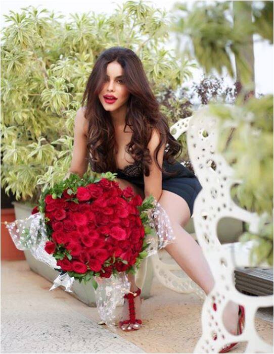 बात करें गेजल की हॉटनेस की तो बता दें कि अपनी हॉटनेस की बदौलत गिजेल ठकराल फैंस के बीच इंडियन किम कार्दशियन के नाम से मशहूर हैं. (तस्वीर-इंस्टाग्राम)