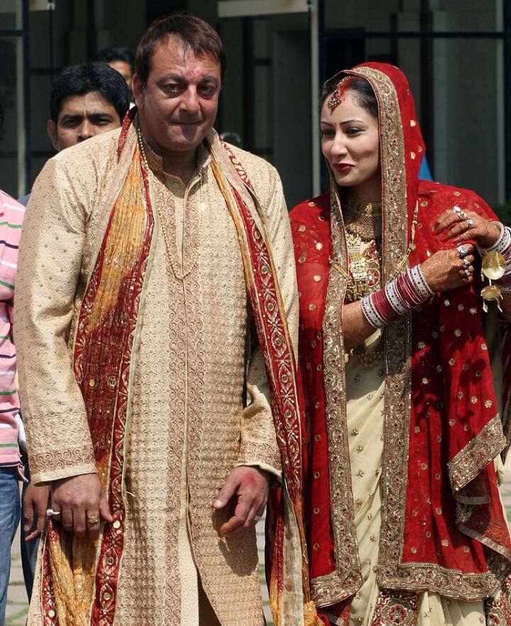 इस महीने 29 जून को संजय दत्त की बायोपिक संजू रिलीज होने वाली है. इसमें लोगों को संजय दत्त की ज़िंदगी से जुड़ी हर बात देखने को मिलने वाली है. ड्रग्स से जुडा़ मामला हो या फिर मुंबई ब्लास्ट से उनका कनेक्शन, या फिर उनकी लव लाइफ, संजय दत्त हमेशा ही सुर्खियों में रहते हैं. अब संजय दत्त की ज़िंदगी से जुड़े अहम फैसले उनकी तीसरी पत्नी मान्यता लेती हैं. फिल्म रिलीज से पहले यहां हम आपको बता रहे हैं संजय और मान्यता की लव स्टोरी के बारे में... (Photo: Fotocorp)