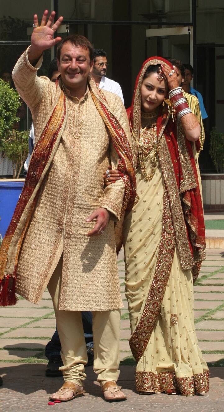 इतना ही नहीं 31 जुलाई 2007 को संजय दत्त को जब गैरकानूनी तरीके से हथियार रखने के आरोप में 6 साल की सजा सुनाई गई थी तो मान्यता उनके पीछे-पीछे अपनी गाड़ी से जेल तक गईं. (Photo: Fotocorp)