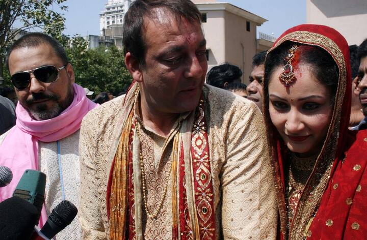 इसके 3 हफ्ते बाद जब संजय दत्त जेल से बेल पर बाहर आए तो इस दौरान वो कई मंदिरों में गए जहां उनके साथ मान्यता भी नजर आती थीं. (Photo: Fotocorp)