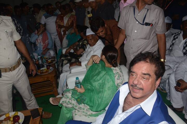 इस इफ्तार पार्टी की तस्वीरें बीजेपी सांसद ने अपने ट्वीटर पर शेयर की हैं.